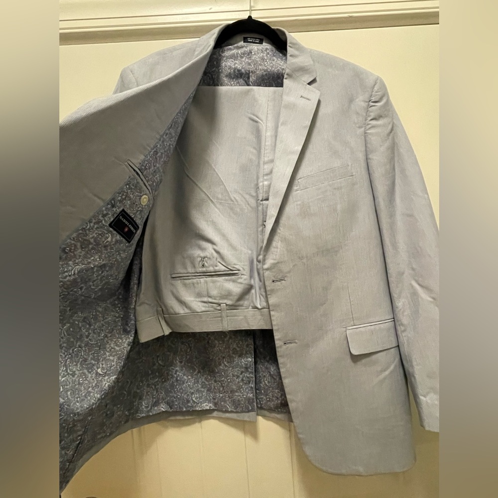 Saddlebred Seersucker 44R jacket 
38 W 30 L pants
Color: Light Blue